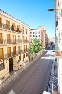 una calle vacía en una ciudad con edificios en Cuencaloft Calderón de la Barca, en Cuenca