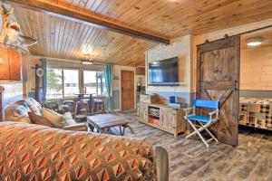 un soggiorno con divano e TV in una casa di Pequot Lakes Cabin with Dock Nestled on Loon Lake! a Pequot Lakes
