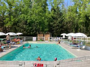 a group of people swimming in a swimming pool at VILLA DEGLI ARCHI B&B - Ristorante in Castorano