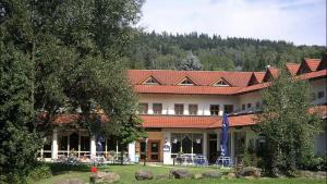 アルラッハにあるFeriendorf am hohen Bogen Haus 98 EGの赤屋根の大きな建物