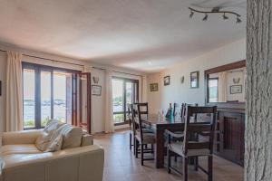 A seating area at Bahia de Las Palmeras 71