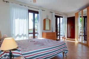 A bed or beds in a room at Bahia de Las Palmeras 71