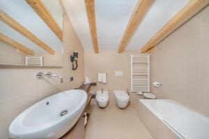 Koupelna v ubytování Hotel Chalet Dlaces + 37 fotografií