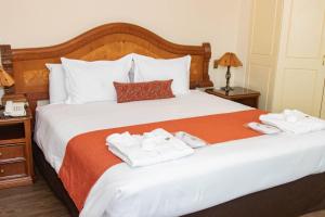 Llit o llits en una habitació de Miraflores Colon Hotel