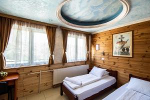 um quarto com 2 camas e um tecto redondo em Hotel Enigma em Žabljak