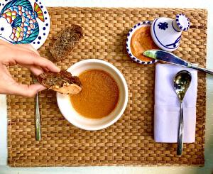 Comida na casa de hóspedes ou em algum lugar perto