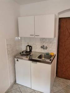 Kuchyňa alebo kuchynka v ubytovaní Apartmány v centru u Moravců