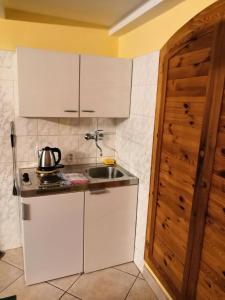 Kuchyňa alebo kuchynka v ubytovaní Apartmány v centru u Moravců