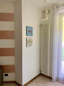 Habitación con pared blanca y radiador en APPARTAMENTO AL FORTE, en Rivoli Veronese