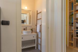 薩利切薩倫蒂諾的住宿－Atmosfera Salento，一间带水槽和镜子的浴室