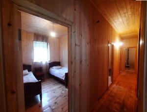 Adishi的住宿－Nino & Tarzan Guesthouse，小房间设有两张床和窗户