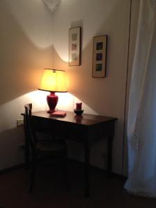 カステルサルドにあるL'Appogghjuの部屋のテーブルに座るランプ