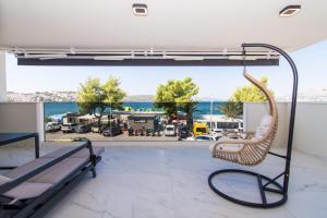 um quarto com uma cadeira de baloiço e vista para um parque de estacionamento em Mia em Trogir