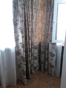 a curtain in a room with a window at Apartament Nicoleta in Jurilovca