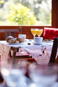 una mesa con dos vasos de zumo de naranja y bollería en Al Vecchio Fontanile B&B, en Ladispoli