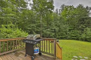 Zahrada ubytování Charming Jaffrey Cottage with Deck and Grill!