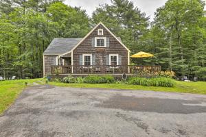 Foto da galeria de Charming Jaffrey Cottage with Deck and Grill! em Jaffrey