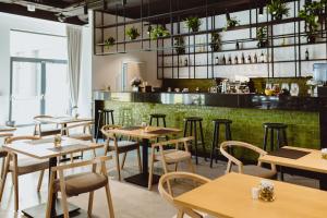 restauracja ze stołami i krzesłami oraz barem w obiekcie Arche Hotel Poloneza w Warszawie