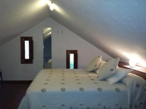 GuarazocaにあるCasa La Casameraのベッドルーム1室(白いシーツと枕のベッド1台付)
