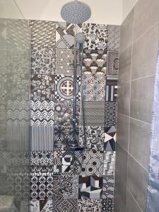 タラスコンにあるStudio Magaliのタイル張りの壁のバスルーム(シャワー付)