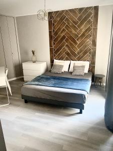 タラスコンにあるStudio Magaliのベッドルーム1室(木製ヘッドボード付きのベッド1台付)