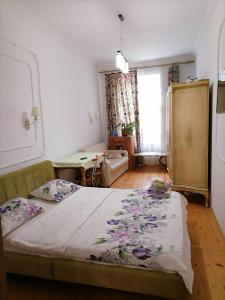 リヴィウにあるBeautiful in Lviv2のベッドルーム1室(花の飾られたベッド1台付)
