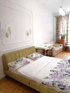 リヴィウにあるBeautiful in Lviv2のベッド1台(枕2つ付)