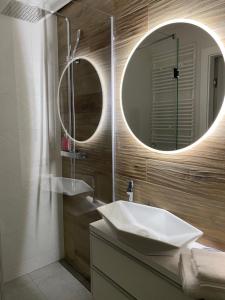 Koupelna v ubytování Family & Business Elegant Apartments Wspólna Centrum Downtown - 1 Bedroom, Terrace, Air Conditioning, Garage, NEW! + 51 fotografií