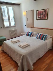 um quarto com uma cama grande e toalhas em Giulia House via dell Ariento 5 Firenze em Florença