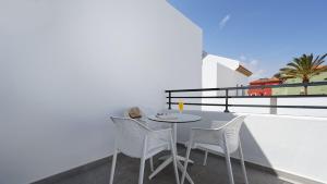 Broncemar Beach Suites的阳台或露台