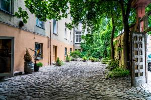 una calle adoquinada en un callejón con un edificio en Old Town Cat Apartment, en Klaipėda