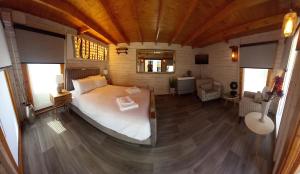 1 dormitorio con 1 cama grande en una habitación en Sandy Toes Accommodation en Par