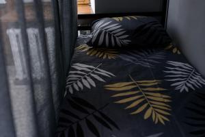 Una cama con colcha negra y dorada en U-First en Kiev