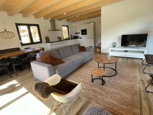 TV a/nebo společenská místnost v ubytování Luxury Chalet Mauthner Alm