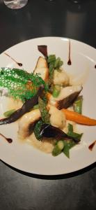 une assiette de nourriture avec des légumes sur une table dans l'établissement Hôtel-Restaurant Le Lion d'Or, à Porrentruy