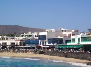 un gruppo di edifici su una spiaggia vicino all'oceano di La Laja 9 a Playa Blanca