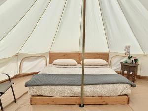 HildaleZion View Camping的帐篷里有一张床的卧室