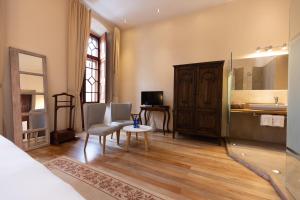 a room with a kitchen and a living room at Casa El Edén in Quito