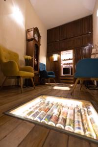 a room with a display of drinks on a table at Casa El Edén in Quito