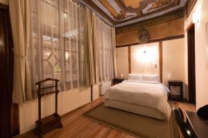 a bedroom with a bed and a large window at Casa El Edén in Quito
