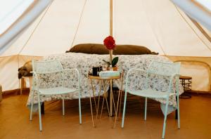 HildaleZion View Camping的一张桌子和椅子,帐篷里配有一张床