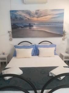 een slaapkamer met een bed met een schilderij aan de muur bij Camera romantica nel carugio in Riomaggiore