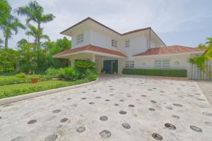 una casa con una entrada delante de ella en Cozy 4BDR villa in luxury beach resort with service staff and view of La Cana golf course, en Punta Cana