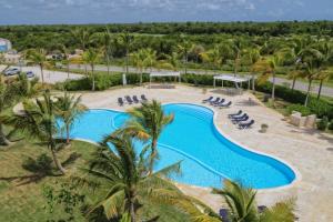 Výhled na bazén z ubytování Large fully-equiped golf-front apartment with jacuzzi in luxury beach resort nebo okolí