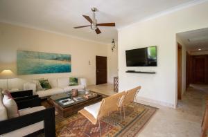 Posezení v ubytování Large fully-equiped golf-front apartment with jacuzzi in luxury beach resort