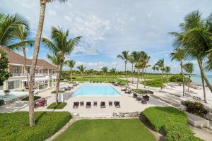 Výhled na bazén z ubytování Large fully-equiped golf-front apartment with jacuzzi in luxury beach resort nebo okolí