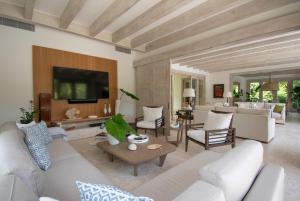 Posezení v ubytování Stylish fully-staffed villa near beach and lagoons in exclusive golf resort