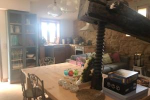 Kuchyňa alebo kuchynka v ubytovaní Villa Abad, finca rústica con casa y piscina