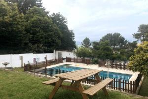 Bazén v ubytovaní Villa Abad, finca rústica con casa y piscina alebo v jeho blízkosti