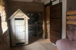 Posteľ alebo postele v izbe v ubytovaní Villa Abad, finca rústica con casa y piscina